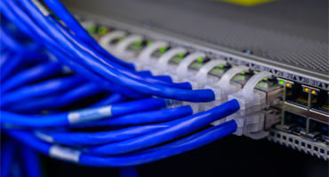 Kurumsal network kabinetinde Cat6 data kabloları, patch panel sonlandırma ve switch bağlantıları